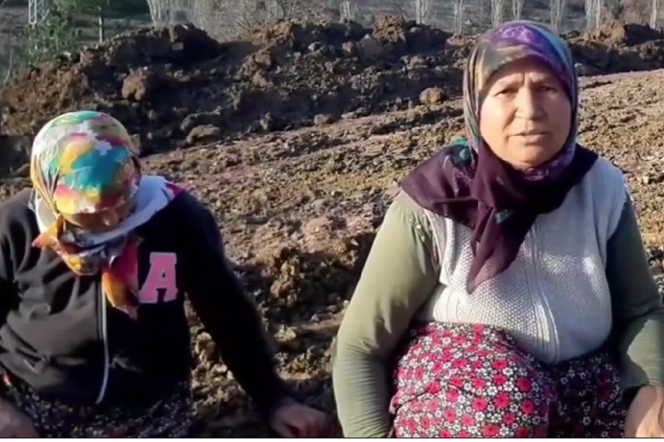 Örencik'te  tarım arazisine maden kepçesi