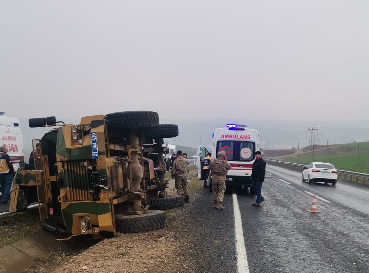 Askeri araç devrildi: 6 Mehmetçik yaralandı