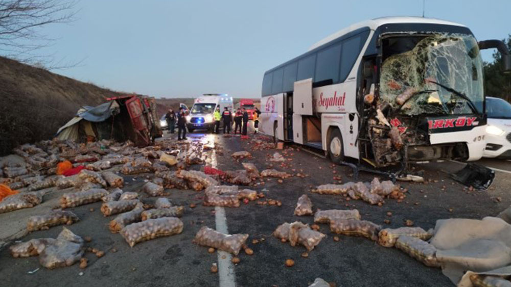Patates kamyonu ile yolcu otobüsü çarpıştı: 1 kişi hayatını kaybetti