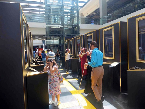 Görme engelliler ‘Tablolar Konuşuyor’ sergisini gezdi