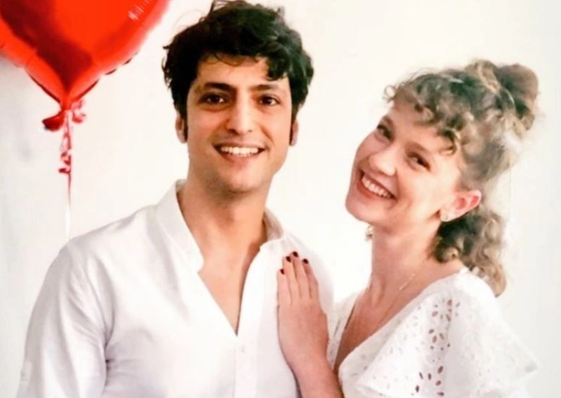 Ünlü oyuncu çift bebeklerinin yüzünü ilk kez sosyal medyada paylaştı