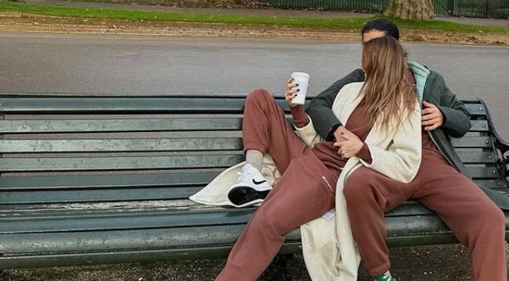 Ayrılıkları kısa sürdü. Ünlü model ve sevgilisi  Londra'da  el ele göz göze tatil yapıyor.