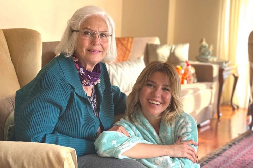 Gülben Ergen, annesiyle birlikte umreye gitti