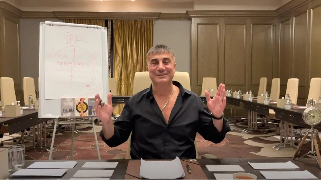 Peker elindeki belgeleri 2 ayrı ülkeye göndermiş