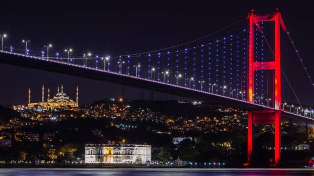 İstanbul Boğazı yılbaşında renkli görüntülere sahne oldu