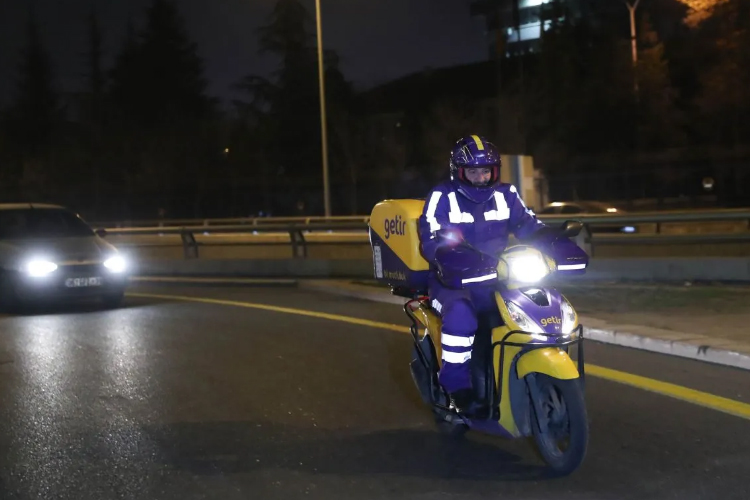 Bakan Varank yeni yıla motokurye olarak girdi!