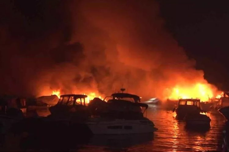 Caddebostan’da 6 tekne alevlere teslim oldu