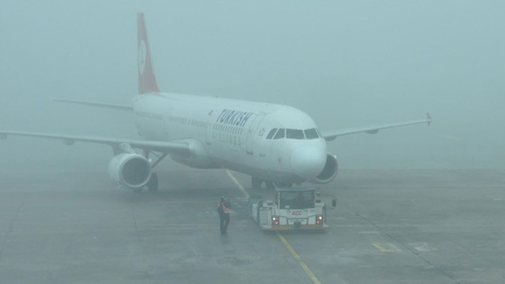 İstanbul'da yoğun sis nedeniyle uçuşlarda aksama meydana geldi