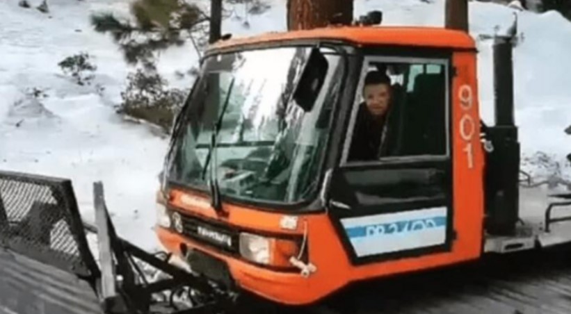 Kar küreme aracı üzerinden geçmişti.