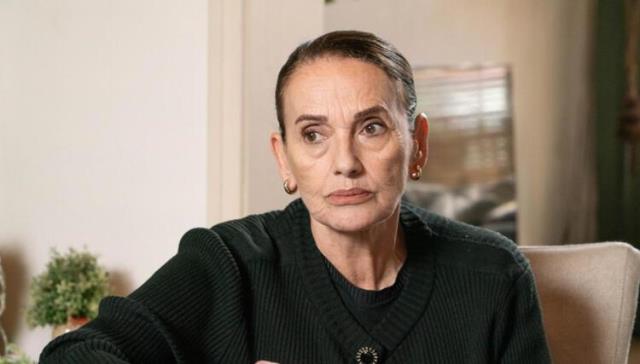 Nur Sürer Feride karakteri için verilen ölüm ilanını görünce şok oldu