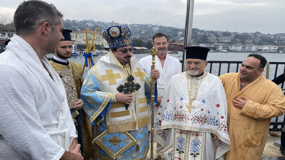 Üsküdar'da denizden haç çıkarma töreni yapıldı