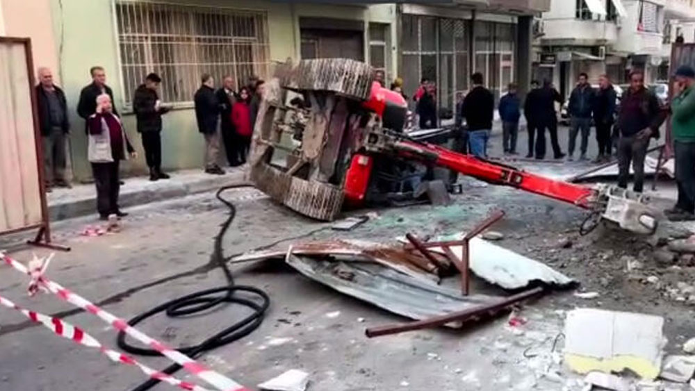 İzmir'de iş makinesi 3'üncü kattan sokağın ortasına düştü!