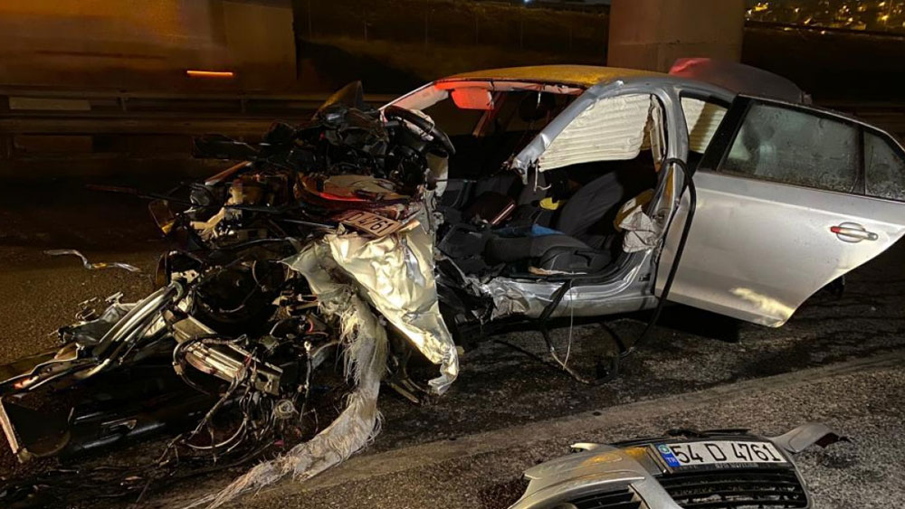 İstanbul'da feci kaza: Aracın motoru yola fırladı