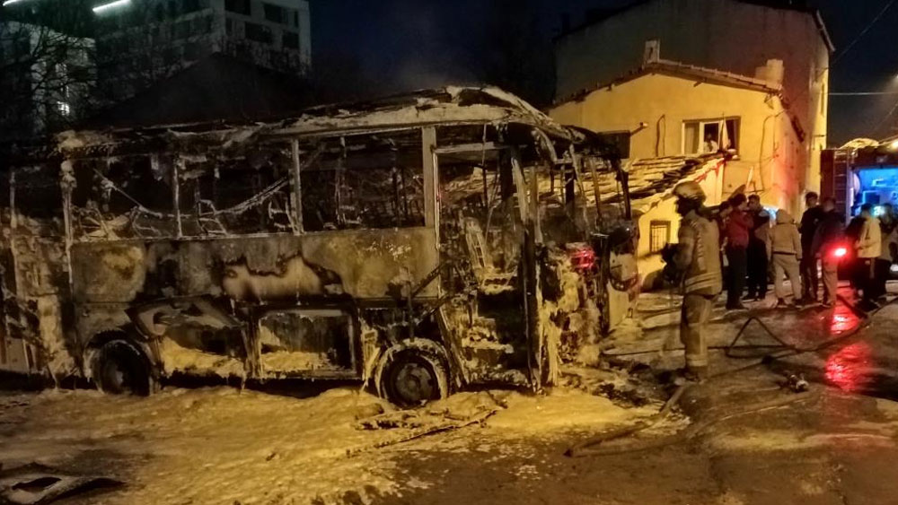 İstanbul'da park halindeki 2 minibüs alev aldı