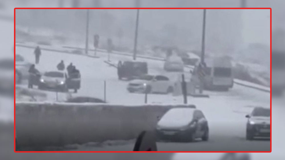 Van'da yollar buz pistine döndü: Araçlar peş peşe çarpıştı