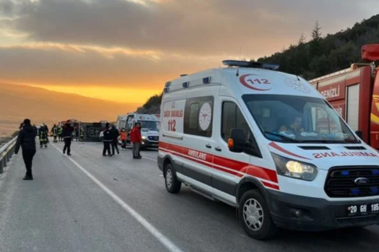 Servis midibüsü devrildi: 2 ölü, 15 yaralı