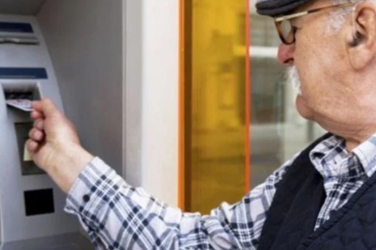 Emekliler insanca yaşamak için  sokağa çıkıyor