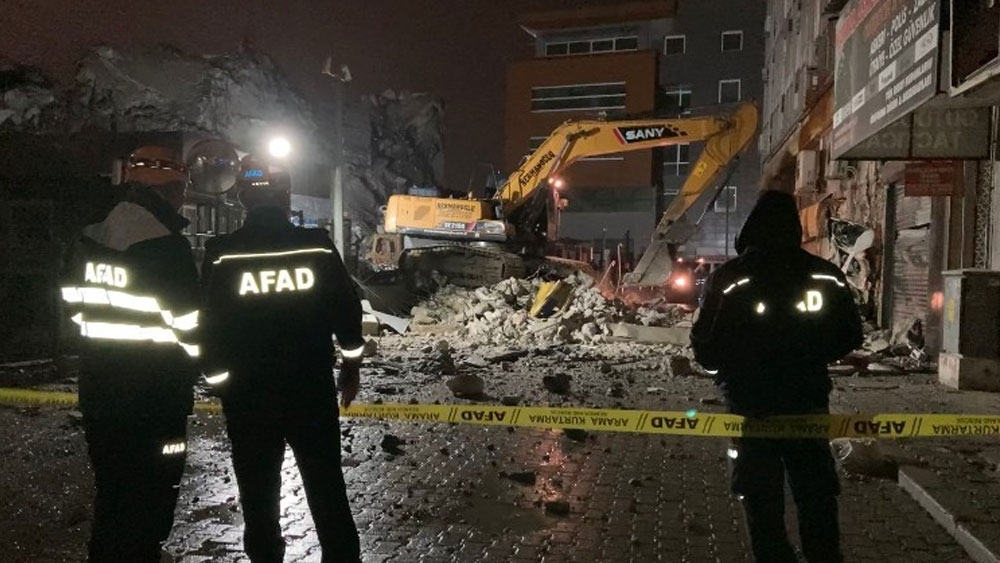 İzmir'de eski İl Emniyet Müdürlüğü binası çöktü