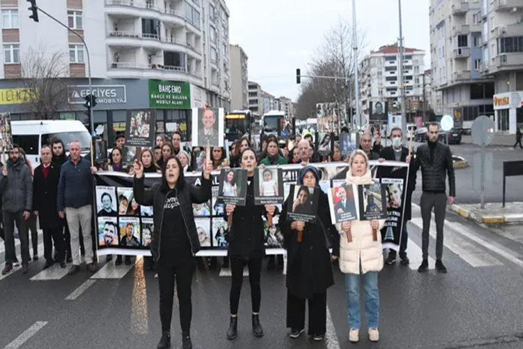 Kızının kanlı pantolonunu gösterip adalet istedi