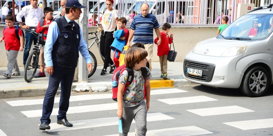 Çıkışta çocuklar zabıtaya emanet
