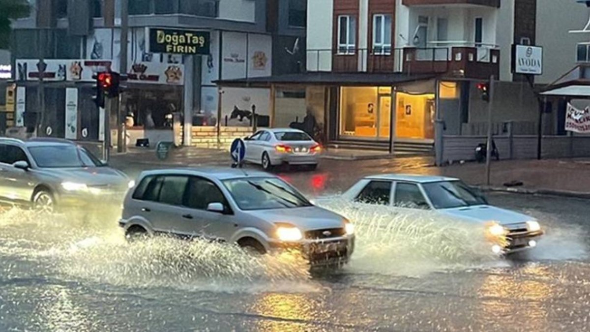 Antalya’da eğitime yağmur molası