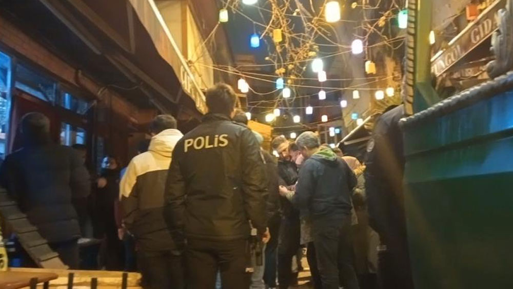 İstanbul'un ortasında cinayet: Ortağını kafede başından vurdu!