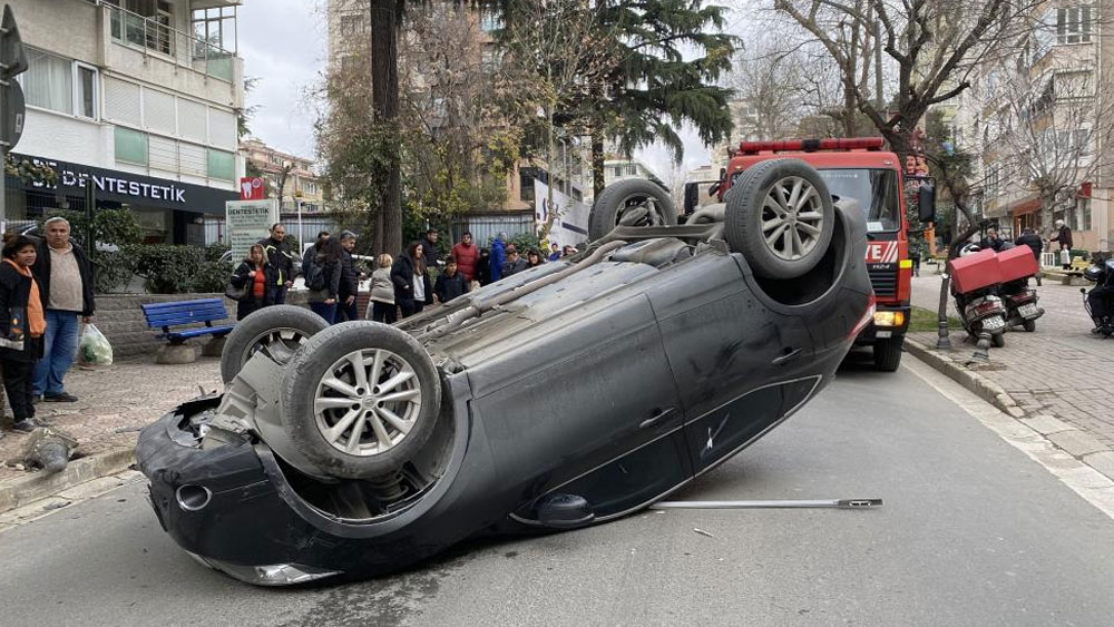 Kadıköy'de yayaya çarpan araba takla attı!