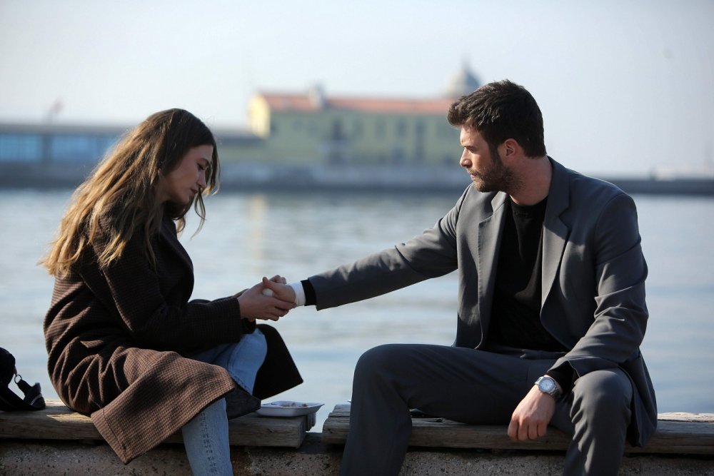 Kıvanç Tatlıtuğ ve Serenay Sarıkaya 'Aile' dizisinde buluştu! İlk kareler yayınlandı