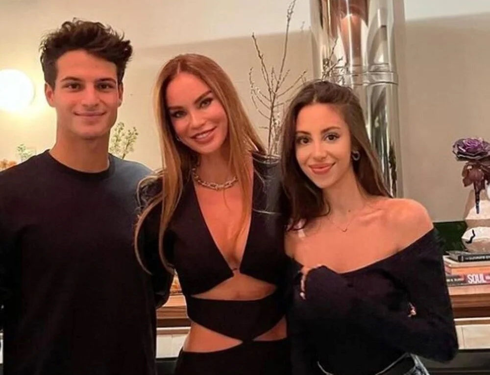 Ebru Şallı oğlu Beren ve müstakbel gelininden doğum günü pozu