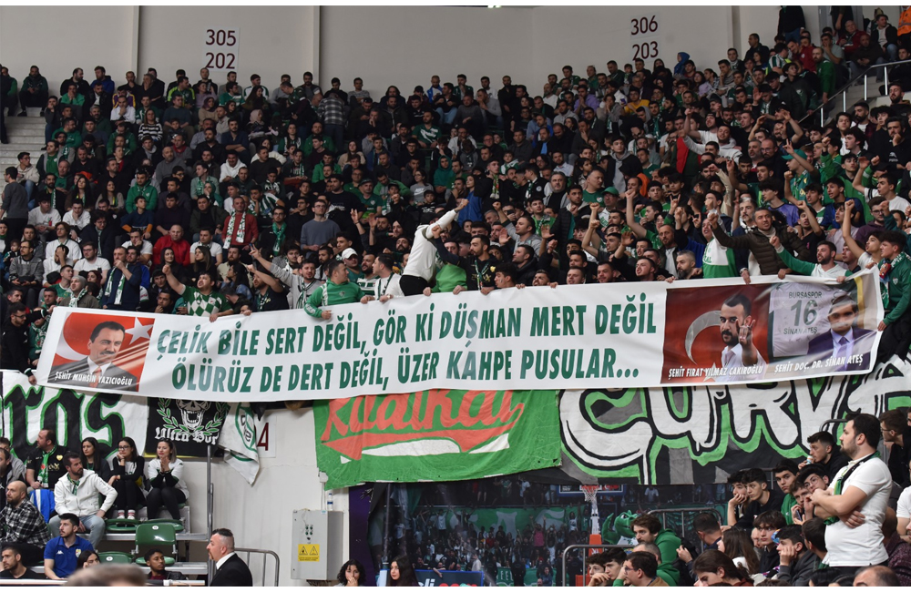 Bursa taraftarı Sinan Ateş tezahüratları ile salonu inletti!