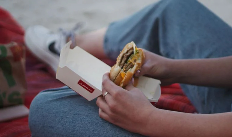 Şansa bak! Hamburger paketinden 100 bin lira çıktı