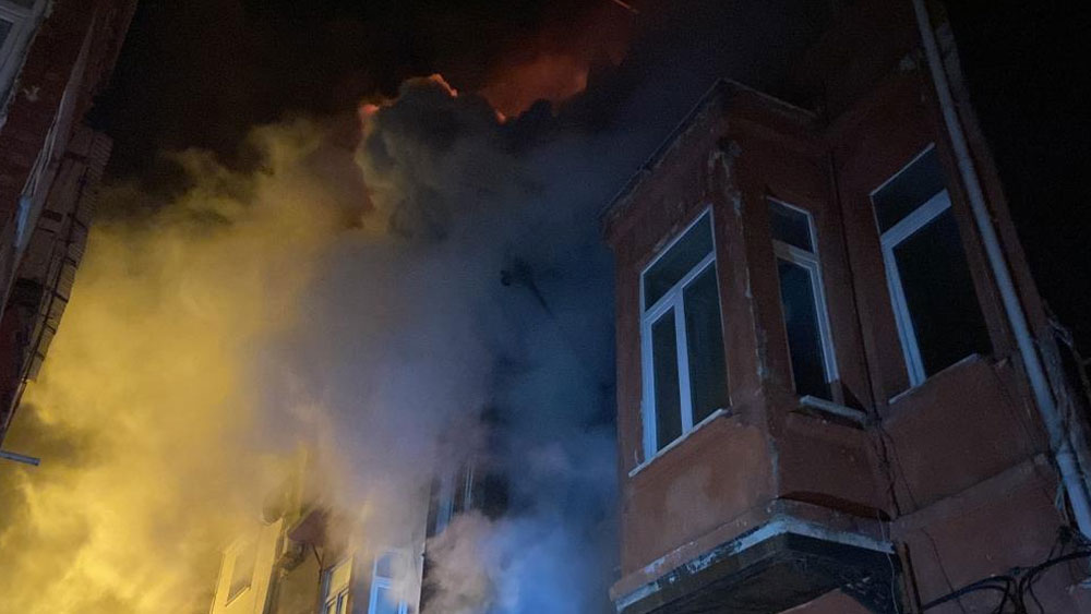 Fatih'te 3 katlı binada yangın: Camdan atlayarak kurtuldu! 