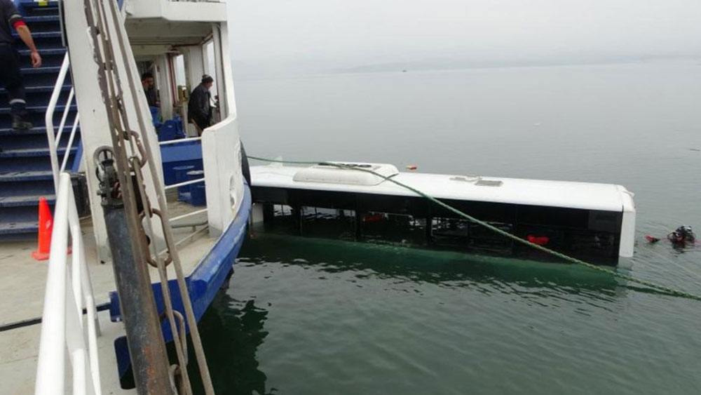 Malatya'da gölete uçan yolcu otobüsünde can pazarı: 3 yaralı