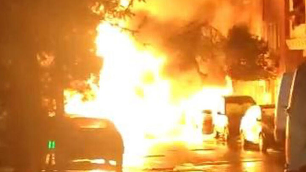 İstanbul'da sokakta doğal gaz patlaması: 4 otomobil yandı, yol çöktü!