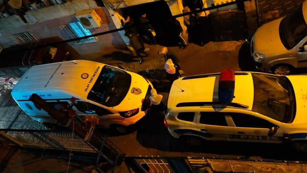İzmir'de şüpheli ölüm: Plastik kelepçeyle tavana asılı halde bulundu!
