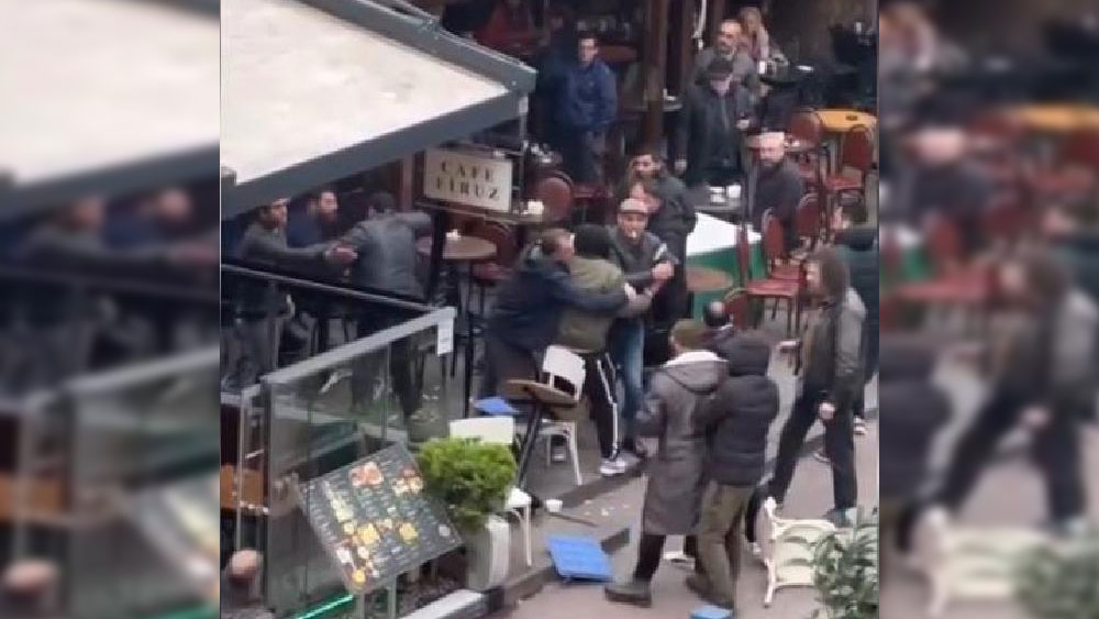 İstanbul'daki bir kafede baltalı saldırgan paniği