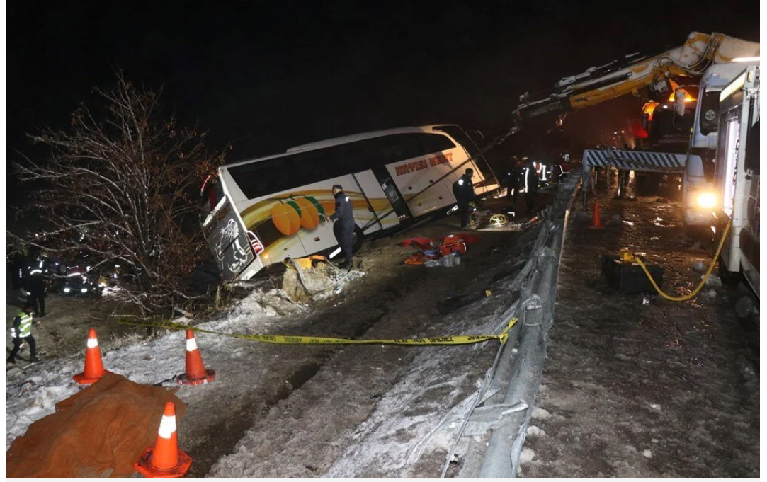 Kaza yapan otobüste can pazarı: 4 ölü 24 yaralı