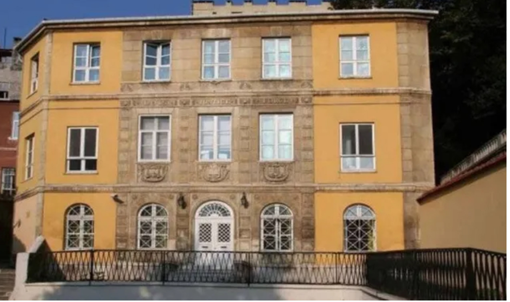 Konsolosluklardan sonra yabancı okullar da kapanmaya başladı