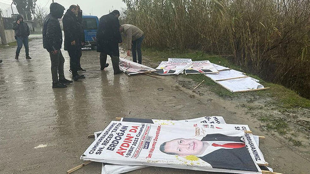 Cumhurbaşkanı Erdoğan'ın afişleri sökülüp dereye atıldı