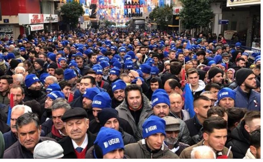 Erdoğan’ın mitingindeki mavi bereden FETÖ sabıkalı şirket çıktı