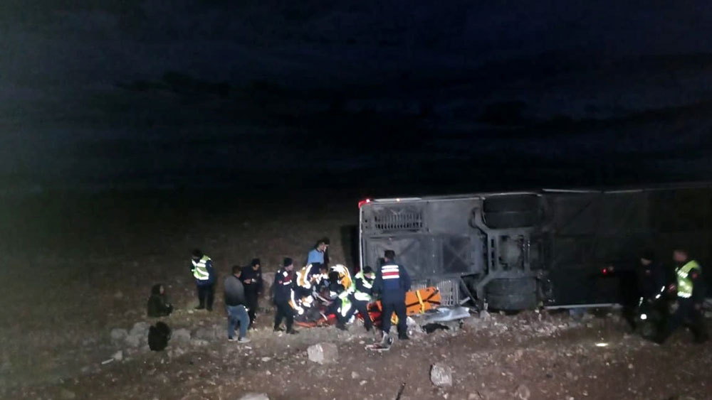 Ayfonkarahisar’da bir yolcu otobüsü devrildi: 8 ölü 36 yaralı!