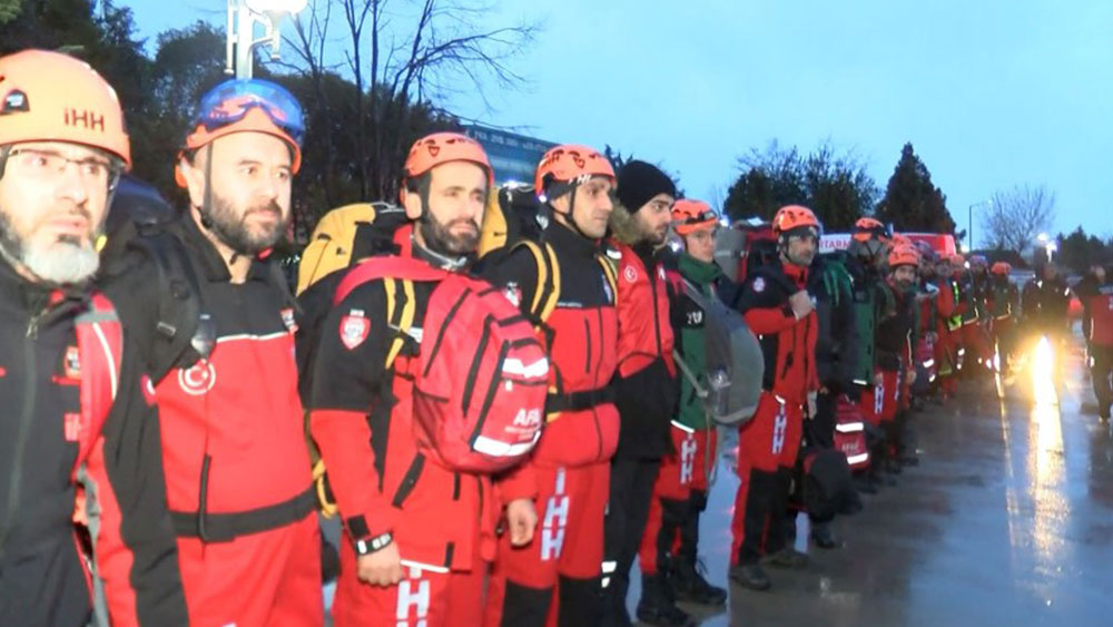 İstanbul'daki çok sayıda ekip deprem bölgelerine doğru yola çıktı!