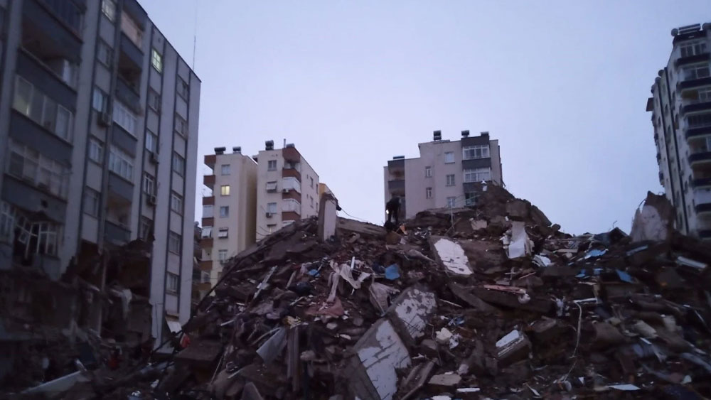 Adana'da 17 ve 14 katlı binalar yıkıldı