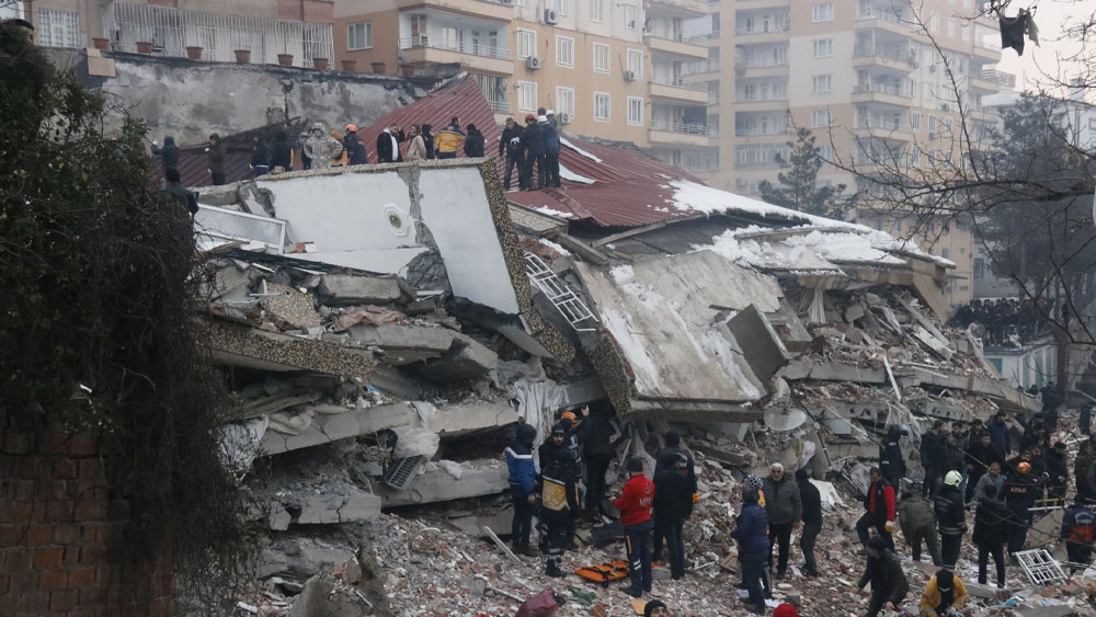 Diyarbakır'da 7 katlı bina yerle bir oldu