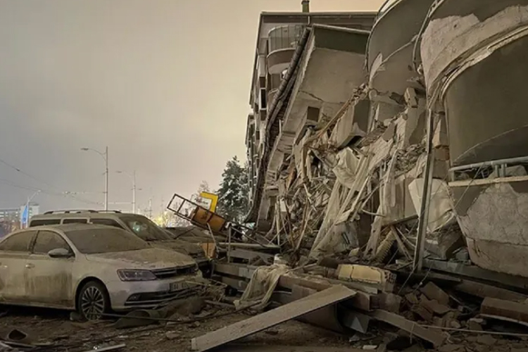 Türkiye deprem bölgesine yardım için kenetlendi