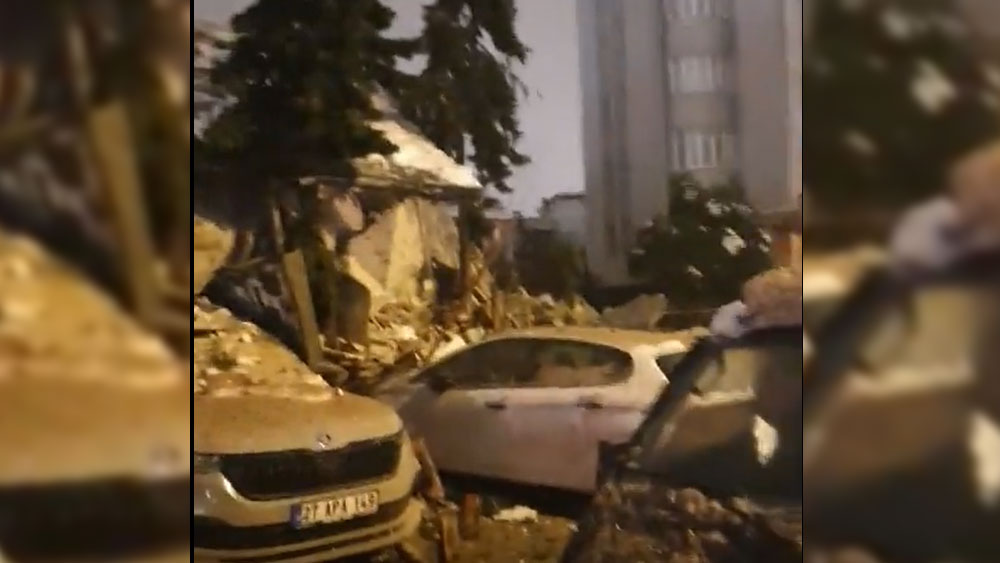 Gaziantep'teki bir sitede dört blok birden yıkıldı