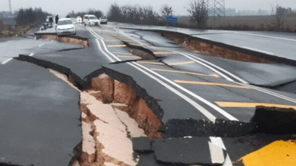 Hatay-Reyhanlı yolu deprem nedeniyle çöktü!