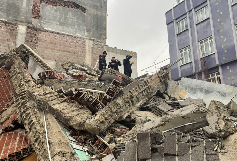 Depremin büyüklüğü 7.7 olarak güncellendi