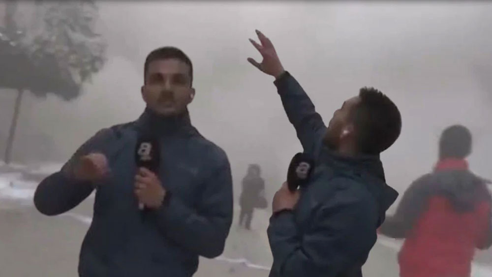 Muhabir canlı yayında depreme yakalandı: Etraf bir anda toz duman oldu!