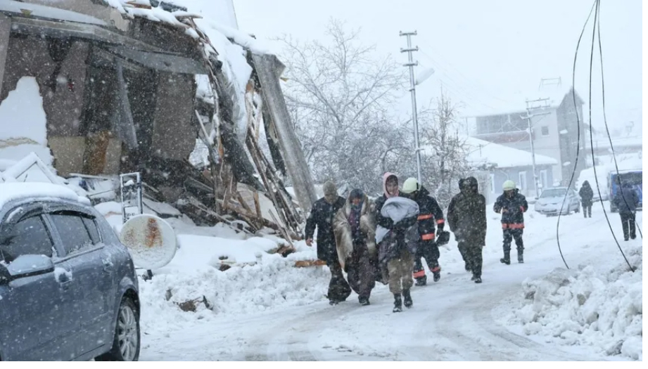 Deprem bölgesinde insanlar suya ekmeğe muhtaç